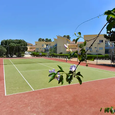 Apartahotel Makronisos Village