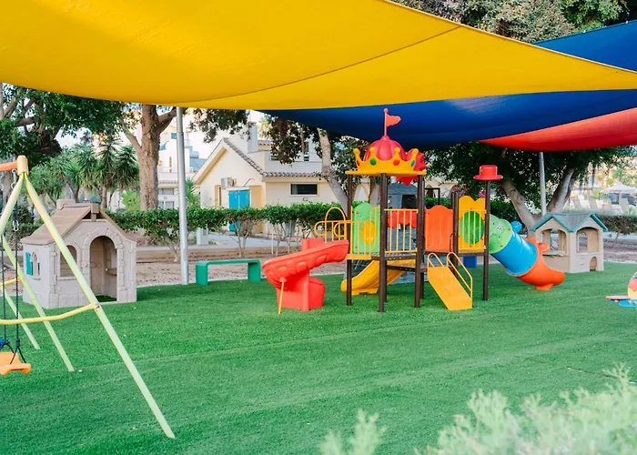 Makronisos Village Lägenhetshotell 4*