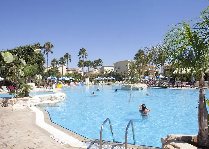 Lägenhetshotell Makronisos Village 4*