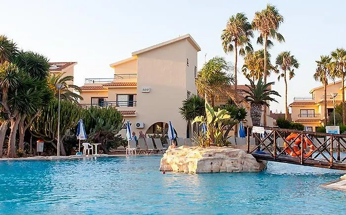 Lägenhetshotell Makronisos Village 4*