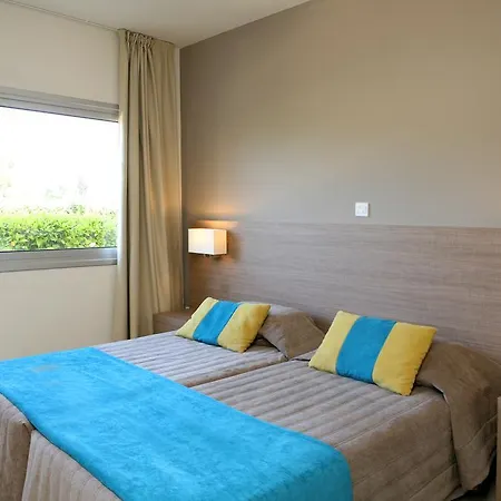 Makronisos Village מלון דירות