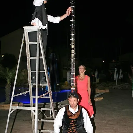 מלון דירות Makronisos Village 4*