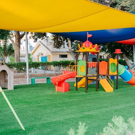 Makronisos Village מלון דירות 4*