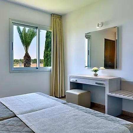 Makronisos Village Aparthotel