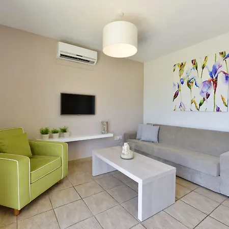 Makronisos Holiday Village Apartmanhotel