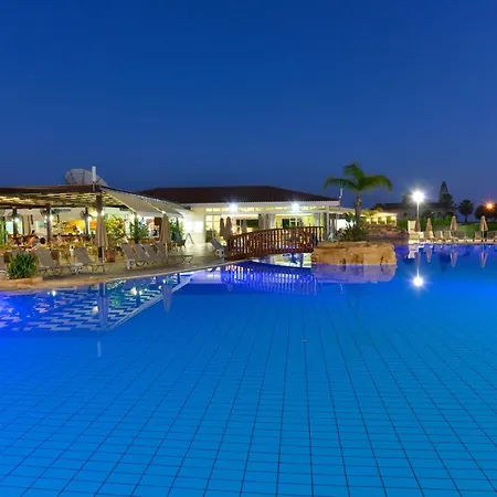 Makronisos Village מלון דירות 4*