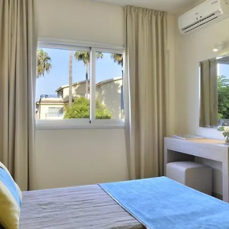 Makronisos Village מלון דירות