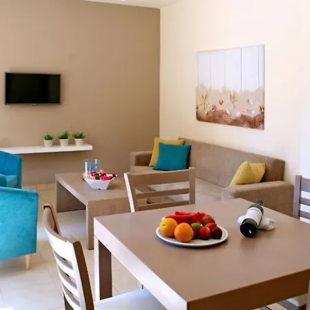 Makronisos Village מלון דירות 4*