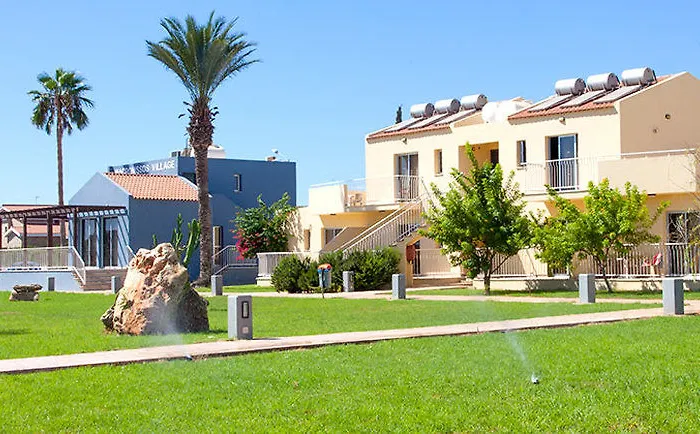 Lägenhetshotell Makronisos Village 4*